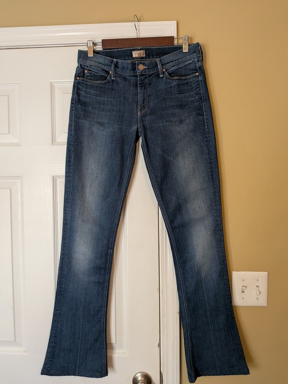 MOTHER The Runaway “Bitten & Smitten” Low Rise Flare Jeans Size 30 Premium Denim